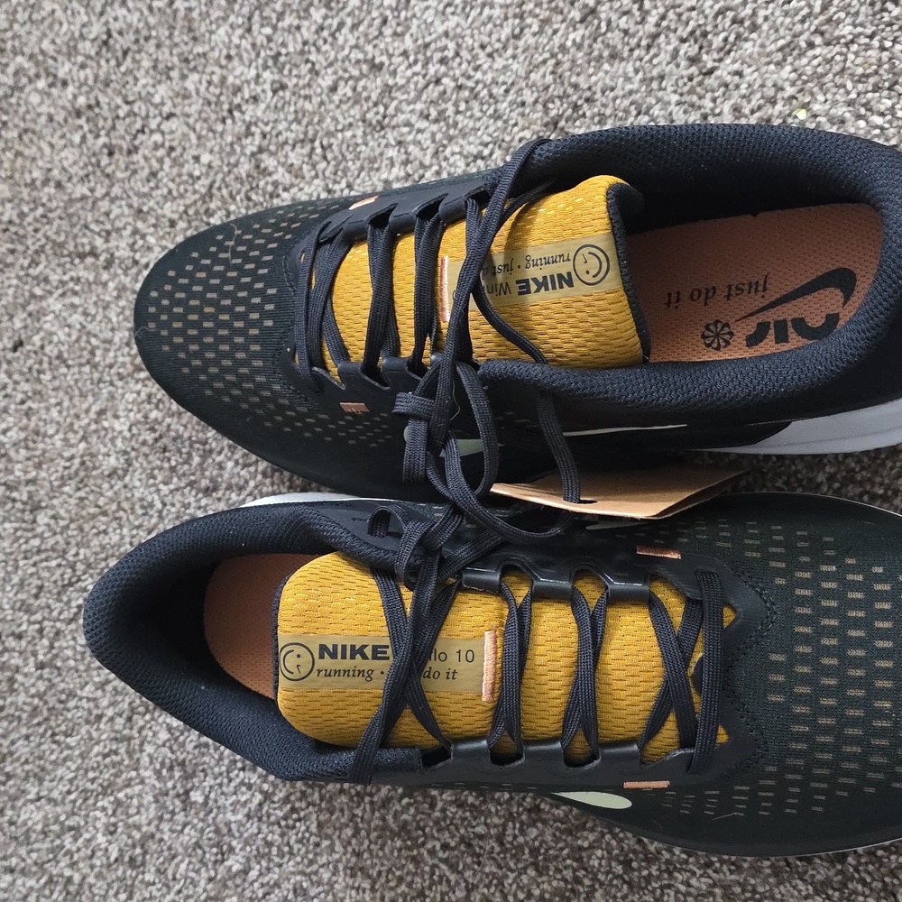 Nike Air Winflo 10Men's Black and Yellow Running Shoes Size 10.5 Brand New!!